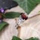 Bague celtique en argent avec grenat facetté – entrelacs visibles