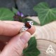 Bague Ceangal portée – Grenat rouge et argent 925 sur main de femme
