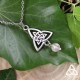 Détail du collier Keltia double Triquetra argenté et Quartz Rose pastel - mariage médiéval fantasy - romantique