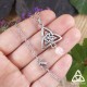 Vue du collier Keltia double Triquetra dans la main pour l'échelle - bijou féerique à offrir