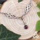 Collier Odalyne aux entrelacs argentés et cabochon de Grenat rouge foncé, style elfique et médiéval fantasy