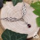 Collier elfique Odalyne argenté et pierre Grenat, vue de côté, pour sorcière gothique ou mariage médiéval