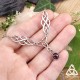 Collier Odalyne, noeuds celtiques et Grenat rouge, posé sur main de femme pour vue à l'échelle