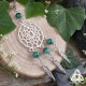 Collier Attrape-rêves vert et argenté, vue de côté, style New Age, ésotérisme et spiritualité