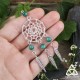Grand collier Attrape-rêves, posé sur main de femme pour vue à l'échelle, bijou ésotérique avec Malachite verte naturelle