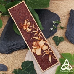 Marque-page artisanal en cuir Lysëa, fleurs de lys en relief, style médiéval fantasy, présenté sur fond végétal