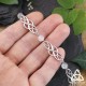 Bracelet elfique Odalyne porté en main – version Péristérite pour visualiser la taille
