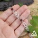 Bracelet celtique Odalyne posé dans la main – version grenat, aperçu de taille réelle