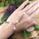Bracelet de main pour mariage médiéval féerique orné de volutes elfiques et Pierre Lune arc-en-ciel reflet bleu