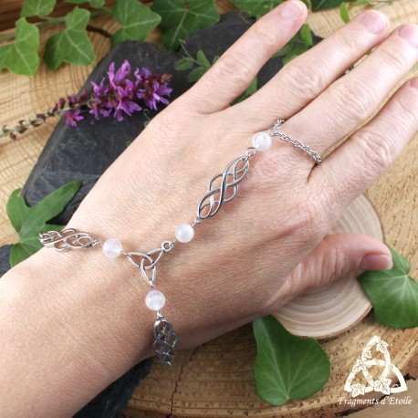Bracelet de main pour mariage médiéval féerique orné de volutes elfiques et Pierre Lune arc-en-ciel reflet bleu
