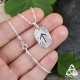 Collier Mirddin Tiwaz - Rune du Ciel, d'équilibre et de justice, posé sur main de femme pour voir les dimensions, mariage viking