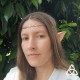 Modèle portant la tiare elfique Odalyne – bijou de mariage fantasy en Péristérite avec entrelacs argentés