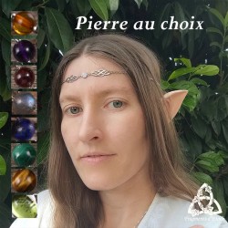 	Modèle portant la tiare elfique Odalyne – bijou de mariage fantasy ou shooting avec pierre gemme au choix