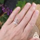 Bague Kiarnen en Topaze bleue portée à la main – vue de face sur la pierre taillée en cabochon et la feuille d'argent