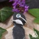 Bague en argent Kiarnen avec pierre Topaze bleue pastel – vue de trois quarts sur fond ardoise, détail de la forme et du serti