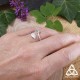 Vue de côté de la bague Kiarnen portée – pierre bleue pâle et décor feuille en argent massif, style elfique