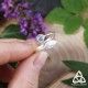 Bague elfique Kiarnen avec Topaze bleue, tenue entre les doigts – aperçu de la taille réelle du bijou