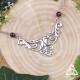 Collier elfique Demriyel - volutes végétales argentées et perles de Grenat rouge foncé, vue de face sur fond bois