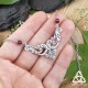 Collier fantasy Demriyel - posé sur main de femme pour visualiser la taille exacte, perles Grenat rouge