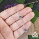 Bracelet elfique Illie en Kyanite bleue tenu en main – aperçu de la taille réelle du bijou fin, à porter seul ou en accumulation