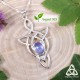 Collier elfique Lelyan - en Argent 925 et Tanzanite ovale bleu, de face sur fond bois, pour mariage féerique