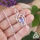 Pendentif médiéval fantasy Lelyan - posé sur main de femme pour voir les dimensions, bijou romantique et féerique