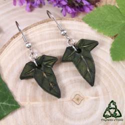 Boucles d’oreilles Iseys – feuilles de lierre en cuir vert foncé, inspiration elfique et nature, sur fond bois