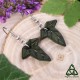 Boucles d’oreilles elfiques Iseys en cuir vert foncé – vue de côté, zoom sur nervures gravées, style médiéval fantasy