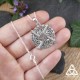 Pendentif Croix de Brigid en argent 925 tenu dans la main – aperçu taille réelle et détails du bijou