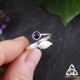 Vue détaillée de la bague Kiarnen en argent 925 et cabochon en Améthyste violet foncé, ornée d'une feuille elfique