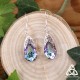 Boucles d'oreilles Larme de Cristal violet vitrail - vue principale sur fond bois, style elfique et nature