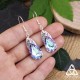Boucles d'oreilles Larme de Cristal violet - vue à l'échelle, bijou posé main de femme, pour mariage médiéval féerique