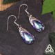 Boucles d'oreilles elfiques Larme de Cristal violet et argent 925 - vue de côté sur fond ardoise, style nature et magie