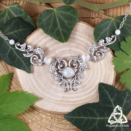 Collier Altariel argenté et Péristérite blanche - vue de face, bijou pour mariage elfique et médiéval fantasy