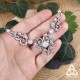 Collier féerique Altariel, volutes argentées et Péristérite blanche - bijou plastron posé sur main de femme, taille réelle