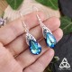 Boucles d'oreilles féeriques Larme de Cristal bleu - vue à l'échelle, bijou posé main de femme, pour mariage médiéval fantasy