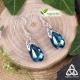 Boucles d'oreilles en argent 925 Larme de Cristal bleu reflets vert - vue principale sur fond bois, costume elfique