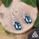 	Boucles d'oreilles elfiques Larme de Cristal bleu e et argent 925 - vue de côté sur fond bois, style nature et magie féerique
