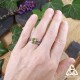 Bague en argent avec péridot vert portée au doigt, vue complète de la main pour mise à l’échelle, taille 56.