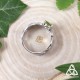 Bague elfique Arkerian en argent 925 avec péridot vert ovale - vue de dessus, posée sur bois, pour mariage elfique.