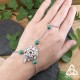 Bracelet de main Meredith, acier inoxydable et Malachite verte - porté sur main de femme, style nature ésotérique