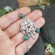 Bracelet de main Meredith argenté et perles Malachite - zoom sur pièce centrale pour voir les détails, sur main de femme