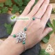 Bracelet de main Meredith en acier inox et Malachite - vue porté sur main de femme, bijou ésotérique et nature pour sorcière