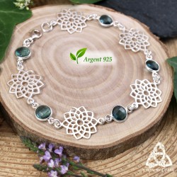 Bracelet Yaell en argent 925 et topaze bleue facettée, fleurs de vie ajourées, vue de côté sur fond bois, mention "argent 925".