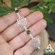 racelet Yaell en argent et Topaze bleue tenu dans la main, aperçu de la taille et des reflets, bijou pour mariage féerique.