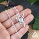 Pendentif Lelyan en Argent 925 et Topaze bleu ciel avec chaine torsadée -  bijou posé sur main de femme, taille réelle