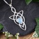 Collier Lelyan version Topaze bleu ciel - vue sur fond nature, bijou inspiré du pendentif de l'Elfe Arwen, style fantasy