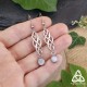 Boucles d'oreilles Odalyne avec Pierre de Lune blanche - en taille réelle posées sur main de femme, style féerique et entrelacs