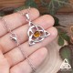 Collier celtique Keltia en acier inox et Ambre - bijou taille réelle posé sur main de femme, style médiéval fantasy