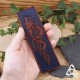 Marque page en cuir Dragon viking - vue taille réelle sur main de femme, pour lecteur de romans féeriques